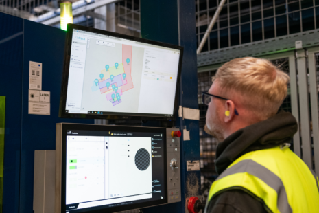 Operator using digital shop floor system